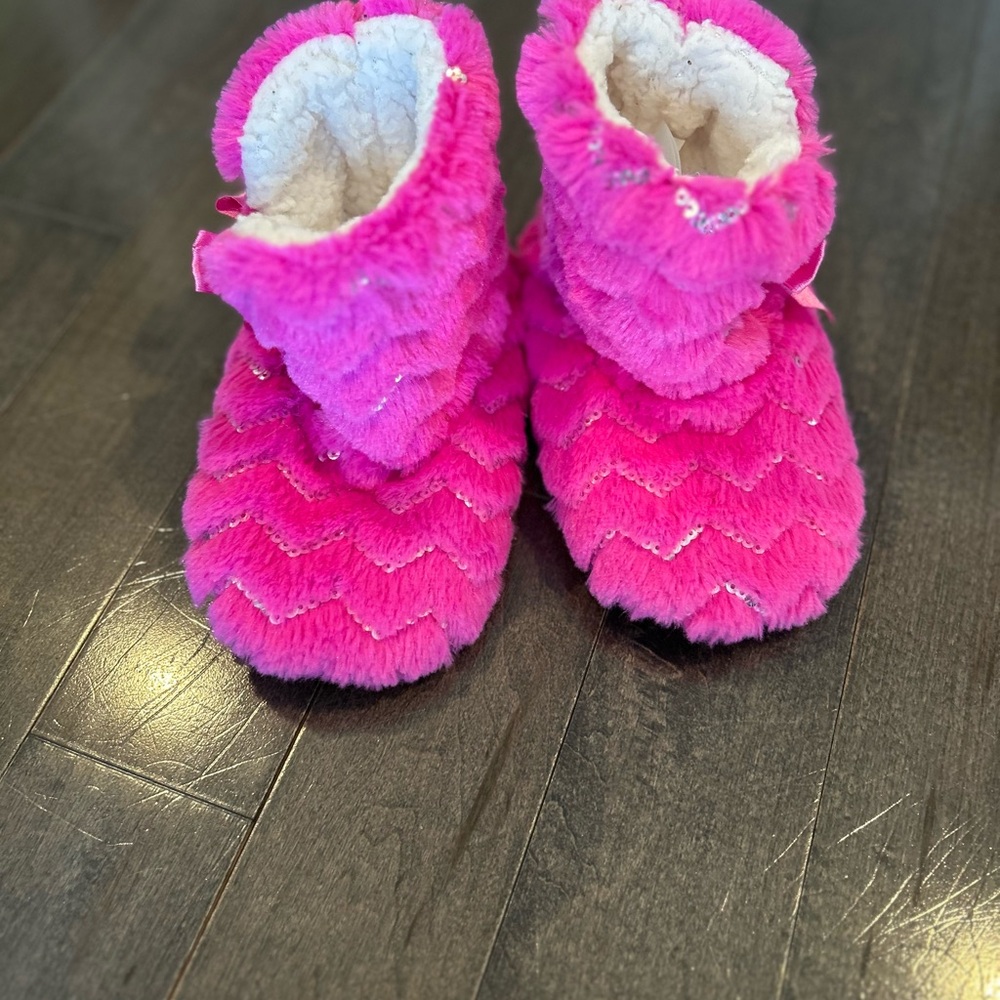 Justice. S-M Total Girl Pink Fuzzy Slipper Boots.